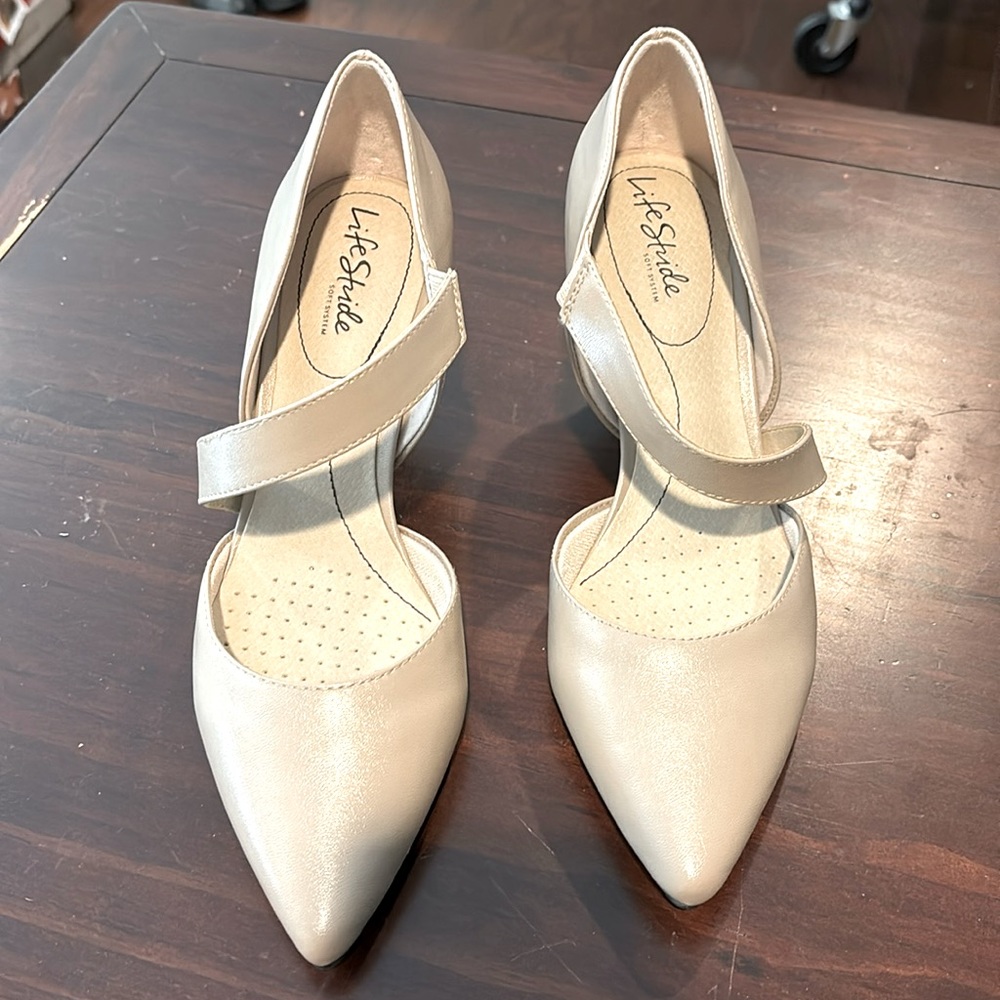 Women’s Cross Strap Bone Color Pumps by LifeStride Soft System Size 9W.